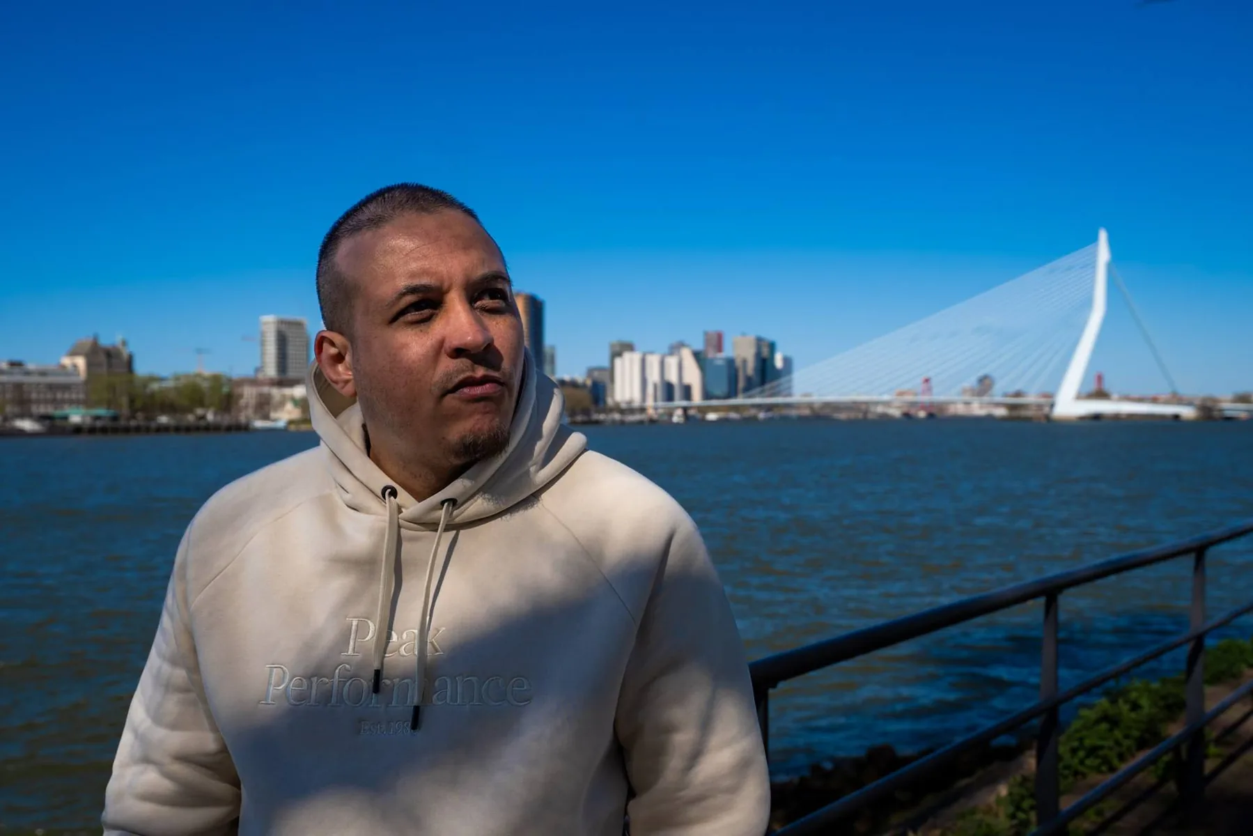 Portret z panoramą Rotterdamu
